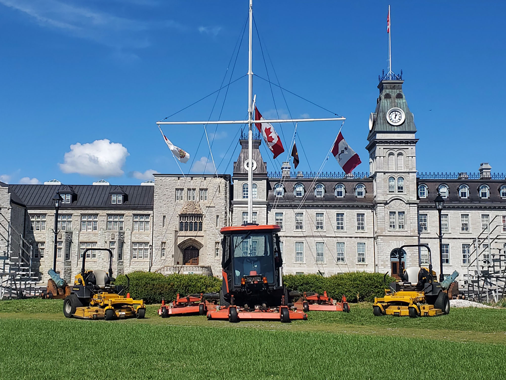 Tonte de gazon et terrain d'aéroportuaire