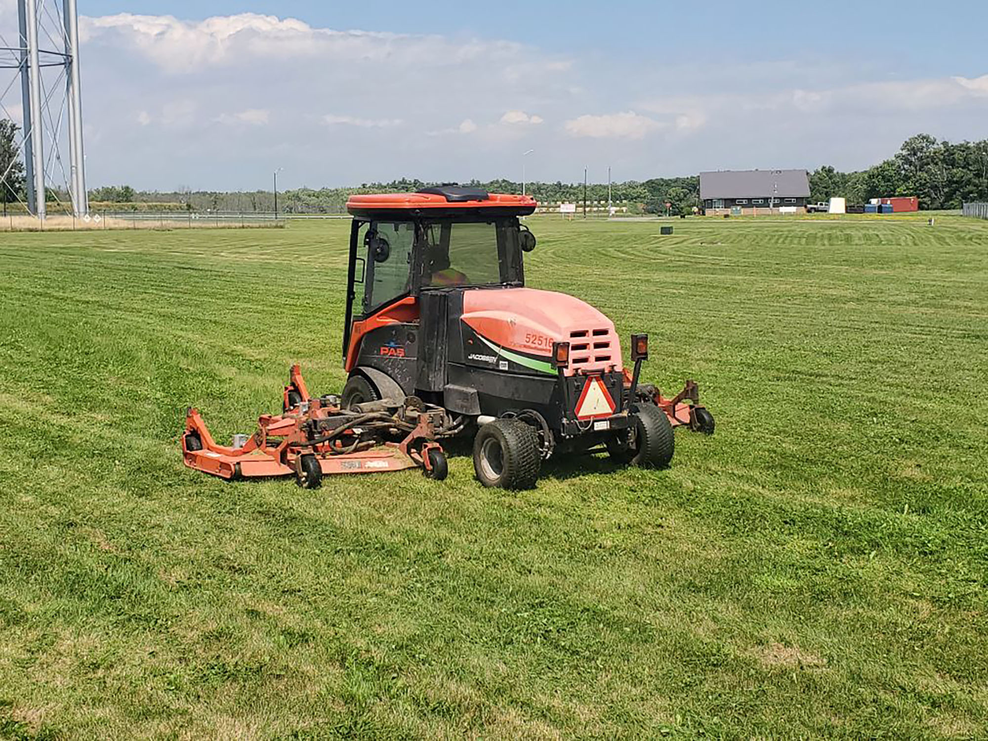 Tonte de gazon et terrain d'aéroportuaire