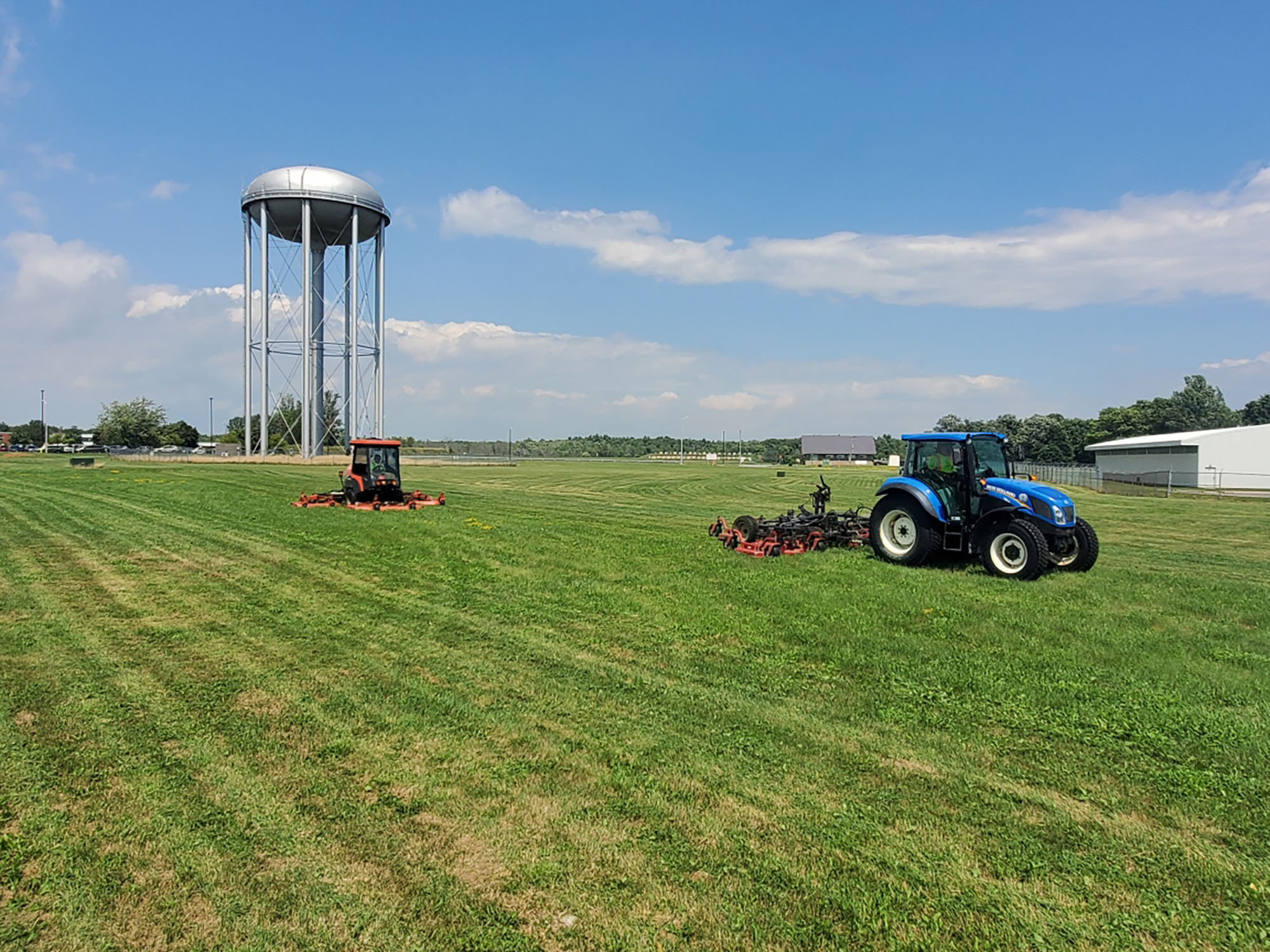 Tonte de gazon et terrain d'aéroportuaire